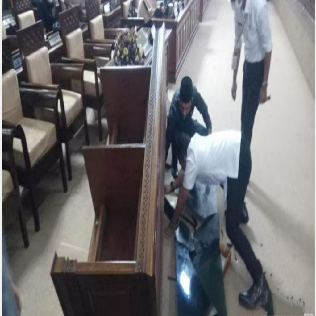 Anggota DPRD balikan meja saat rapat Paripurna (Detik.com)