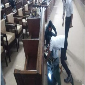Anggota DPRD balikan meja saat rapat Paripurna (Detik.com)