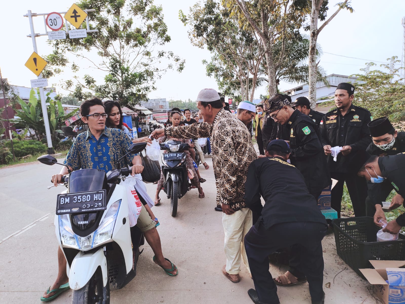 Pengurus LLMB Kecamatan Sungai Sembilan membagikan takjil