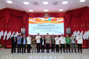 Kapolda Riau Irjen M. Iqbal berfoto bersama dengan Komisi III DPR RI