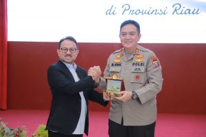 Foto Kapolda Riau Irjen M. Iqbal menerima penghargaan