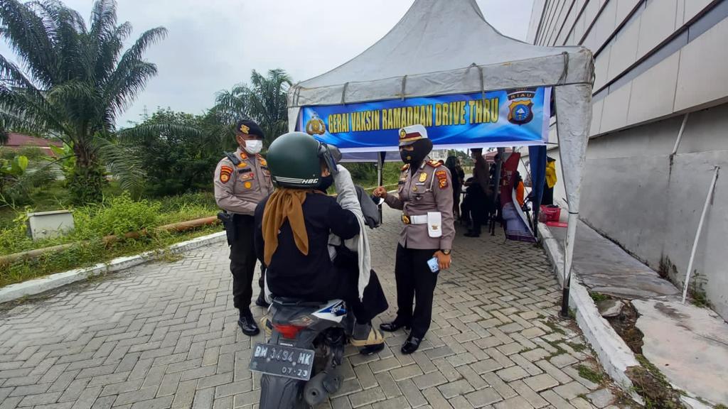 Foto Anggota Polres Dumai laksanakan vaksinasi