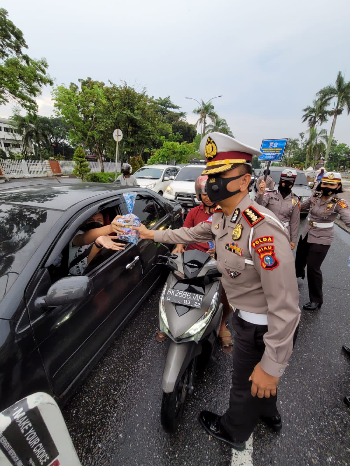 Foto anggota Dirlantas Polda Riau sosialisasi dan bagi takjil ke masyarakat