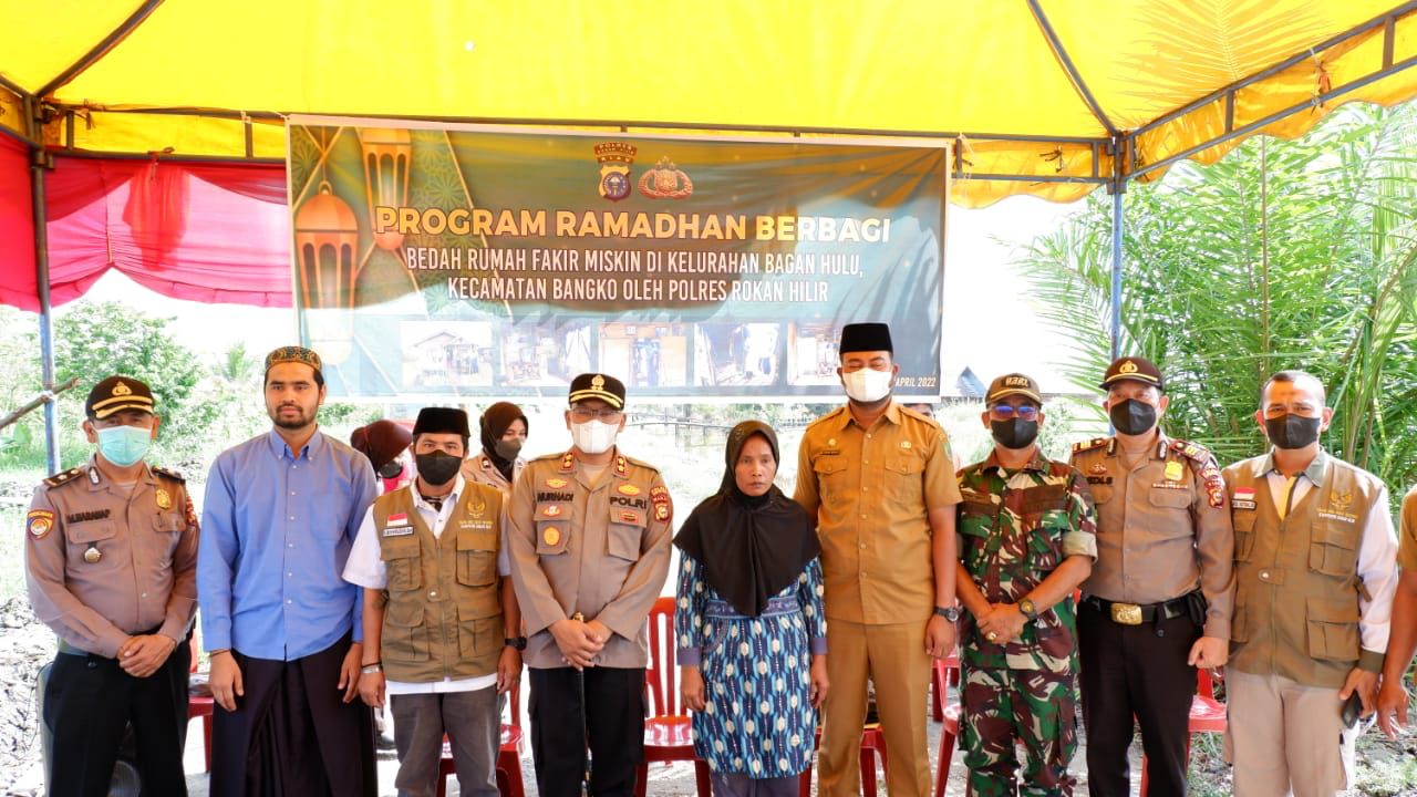 Foto Polres Rohil Bersama Baznas Rohil Lakukan Bedah Rumah Fakir Miskin di Bagan Hulu