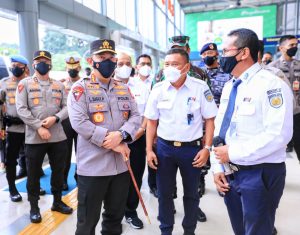 Foto Kapolri meninjau Stasiun Pasar Senen Jakarta