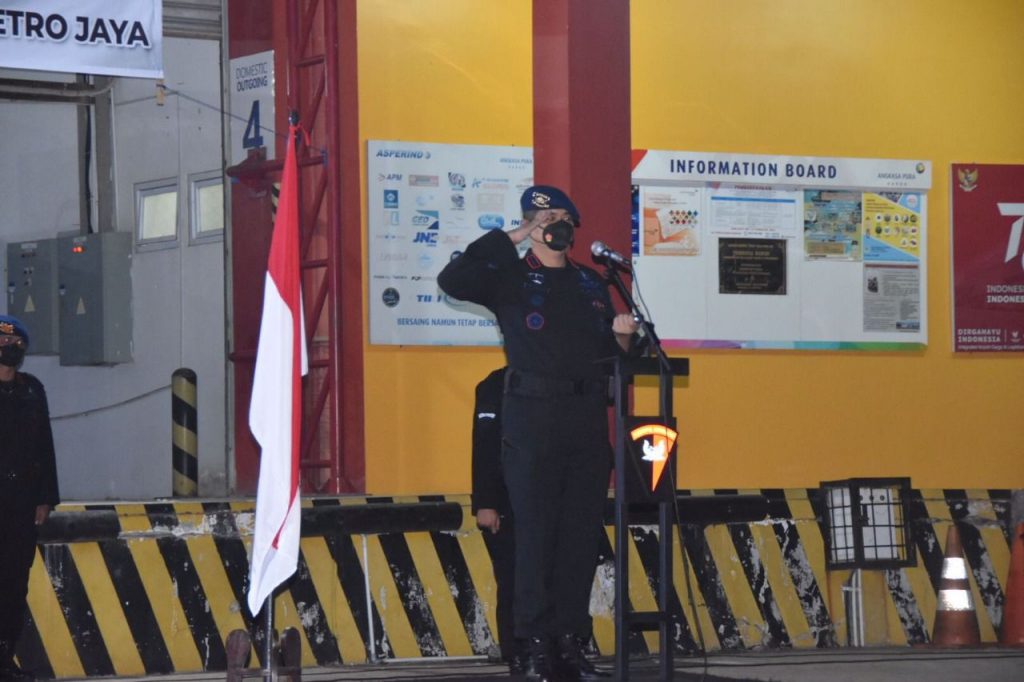 Foto Kapolda Riau Irjen Iqbal berikan pesan saat melepas keberangkatan 105 Personel BKO