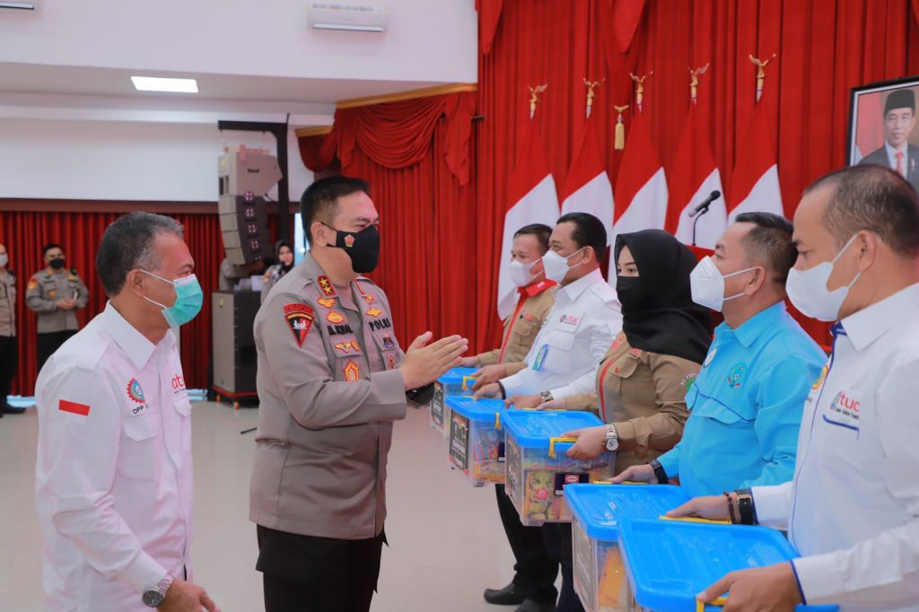 Foto Kapolda Riau Irjen M. Iqbal mewakili Kapolri berikan bantuan ke Buruh