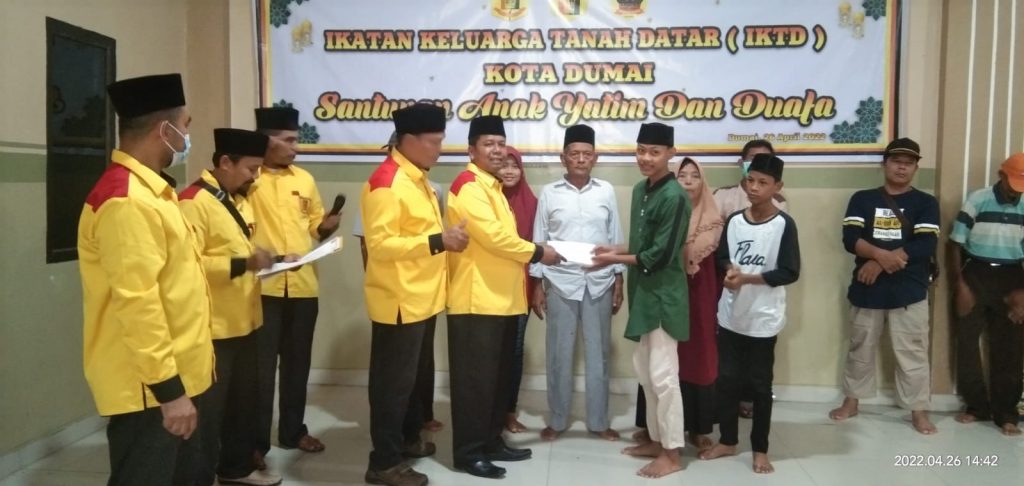 Foto Ketua IKTD Kota Dumai Yuhandri, S.P memberikan santunan