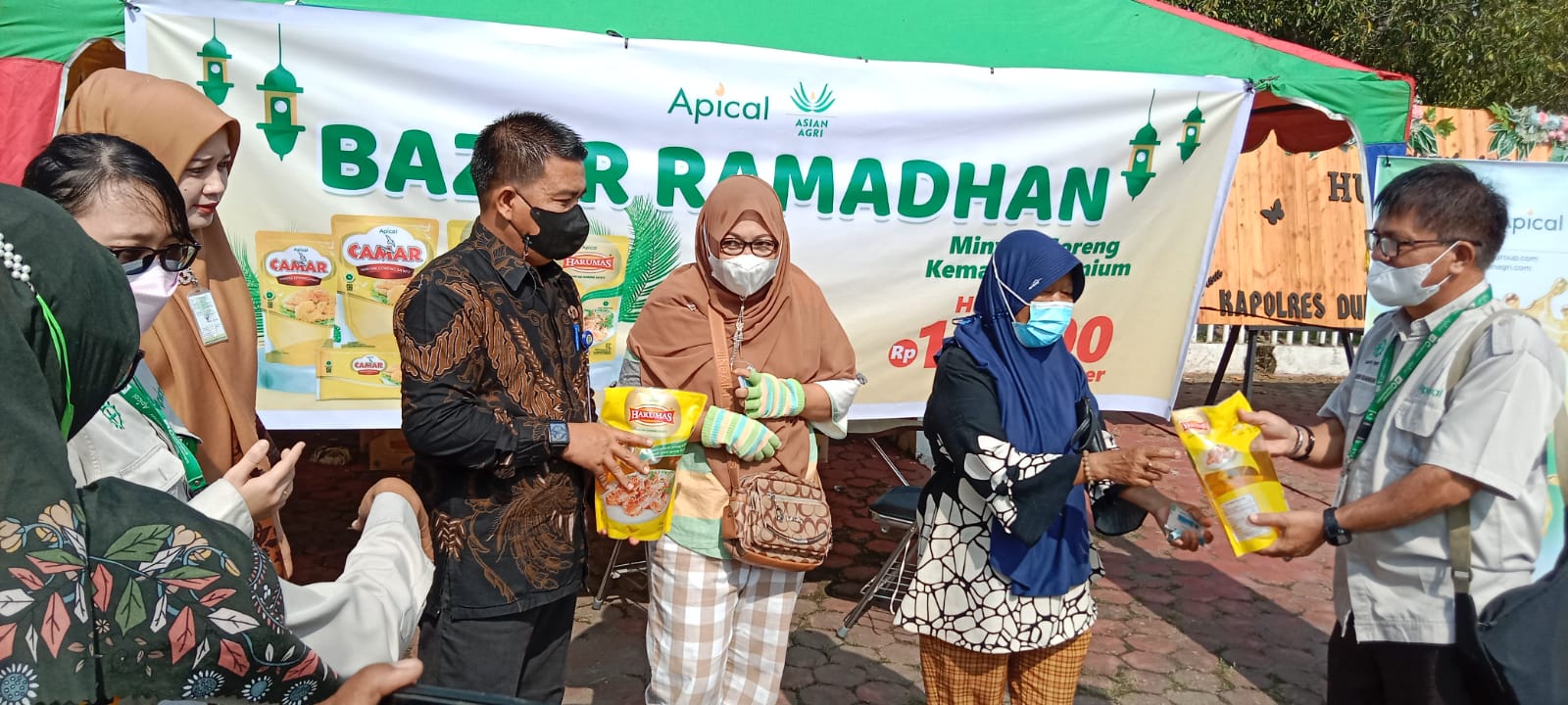 Foto Apical menggelar kegiatan bazar jelang Ramadhan