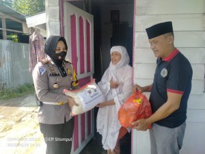 Foto Ketua PWI Dumai dan Kasat Lantas Polres Dumai membagikan bantuan