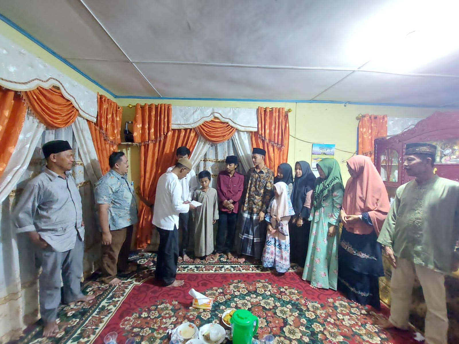 Foto Pengurus IKTAR memberikan santunan ke anak yatim piatu