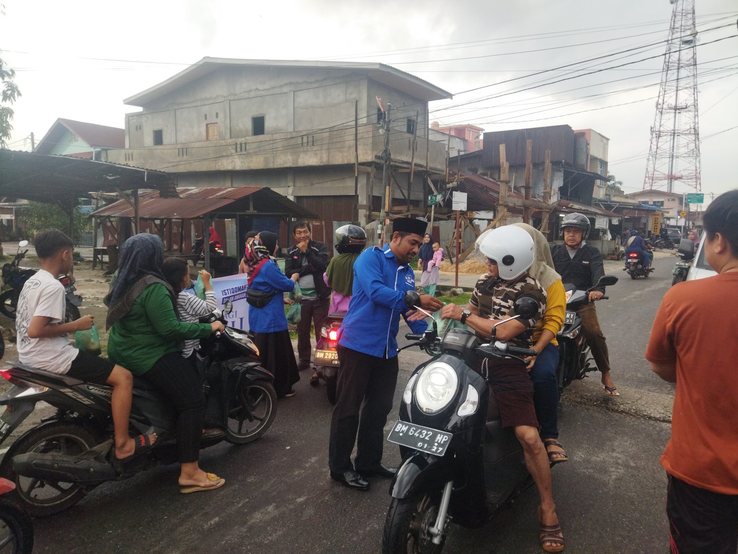 Foto Ketua DPC PAN Dumai Kota membagikan makanan