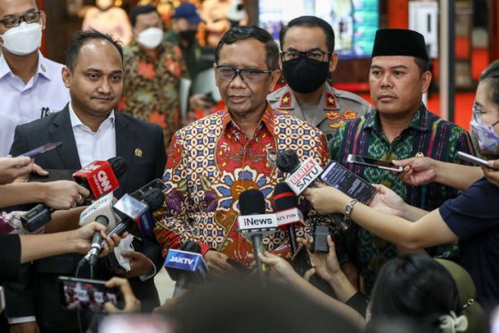 Foto Mahmud MD memberikan Keterangan (Jawapos.com)