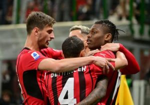 Pemain AC Milan luapkan kegembiraan setelah menang 2-0 dari Genoa