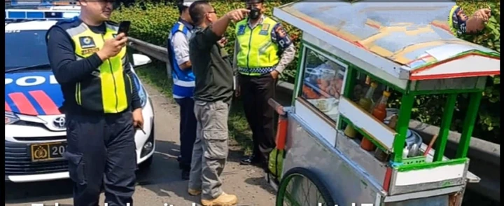 Foto pedagang bakso menerobos Jalan Tol Jakarta-Tanggerang