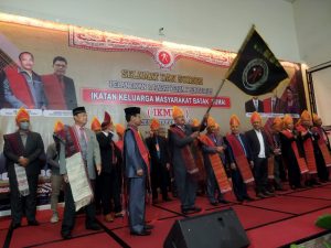 Foto Ketua IKMBD Parlindungan Sinaga menerima bendera Pataka