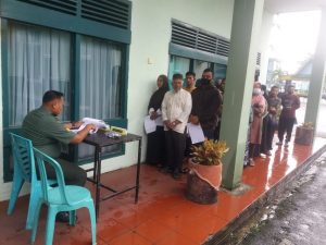 Foto masyarakat antri menerima bantuan BLT dari Kodim 0320/Dumai