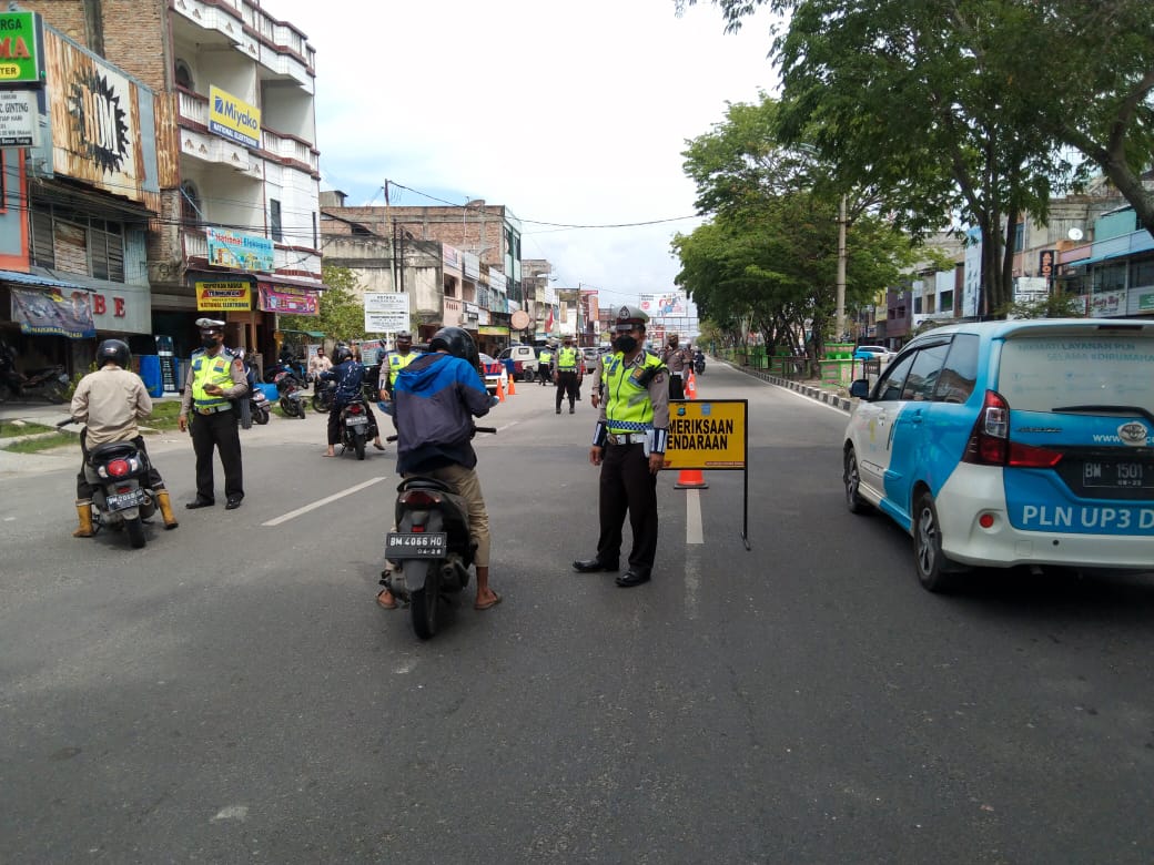 Foto Foto anggota Sat Lantas Polres Dumai melaksanakan program “Bulan Tertib Helm”