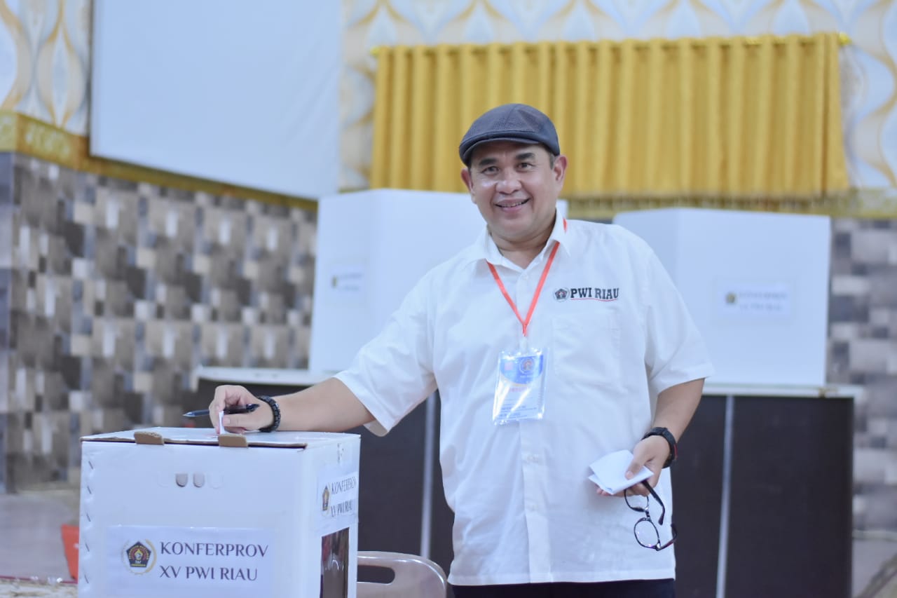 Foto Ketua PWI Provinsi Riau Zulmansyah Sekedang saat memasukkan kertas suara dalam sidang pemilihan ketua pada Konferprov XV PWI Riau