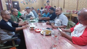 Foto Ketua PWI Riau Zulmansyah Sekedang saat bertemu dengan Ali Imran, korban penganiayaan didampingi Ketua PWI Kabupaten Kepulauan Meranti Syamsidir