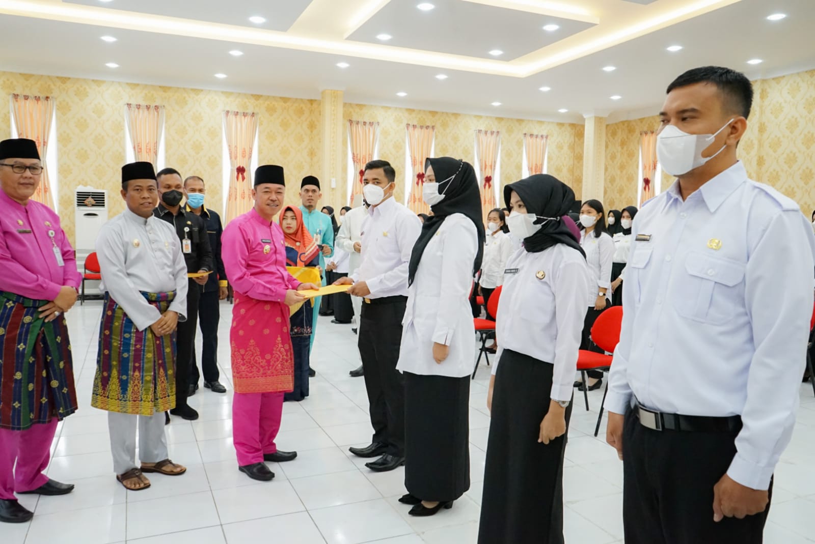 Foto Bupati Rohil menyerahkan secara simbolis Surat Keputusan (SK) pengangkatan Calon Pegawai Negeri Sipil (CPNS) formasi Tahun 2021.