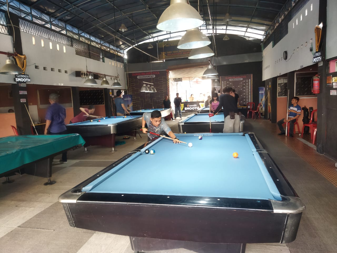 Foto para pemain sedang berlatih persiapan turnamen Billiard yang diadakan oleh Dumai Billiard