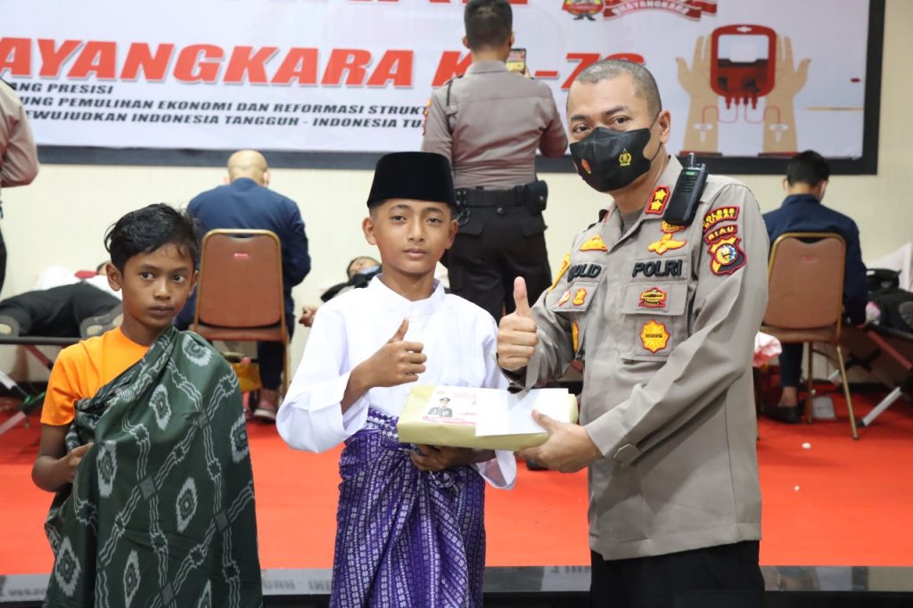 Foto Kapolres Dumai AKBP Mohammad Kholid bersama anak yang ikut dalam sunatan massal yang diadakan oleh Polres Dumai dalam sempena Hari Bhayangkara ke-76.