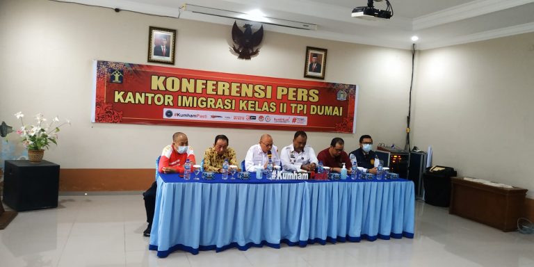 Foto Kepala Kantor Imigrasi Dumai beserta jajaran staf gelar Konferensi Pers