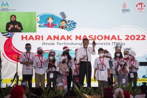 Foto Presiden Joko Widodo pada puncak peringatan Hari Anak Nasional 2022 di Kebun Raya Bogor, Jawa Barat. (Republika.co.id)