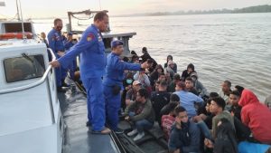 Foto Polisi mengamankan 91 orang calon pekerja migran ilegal yang akan diselundupkan ke Malaysia (dok inewsSumut.id)