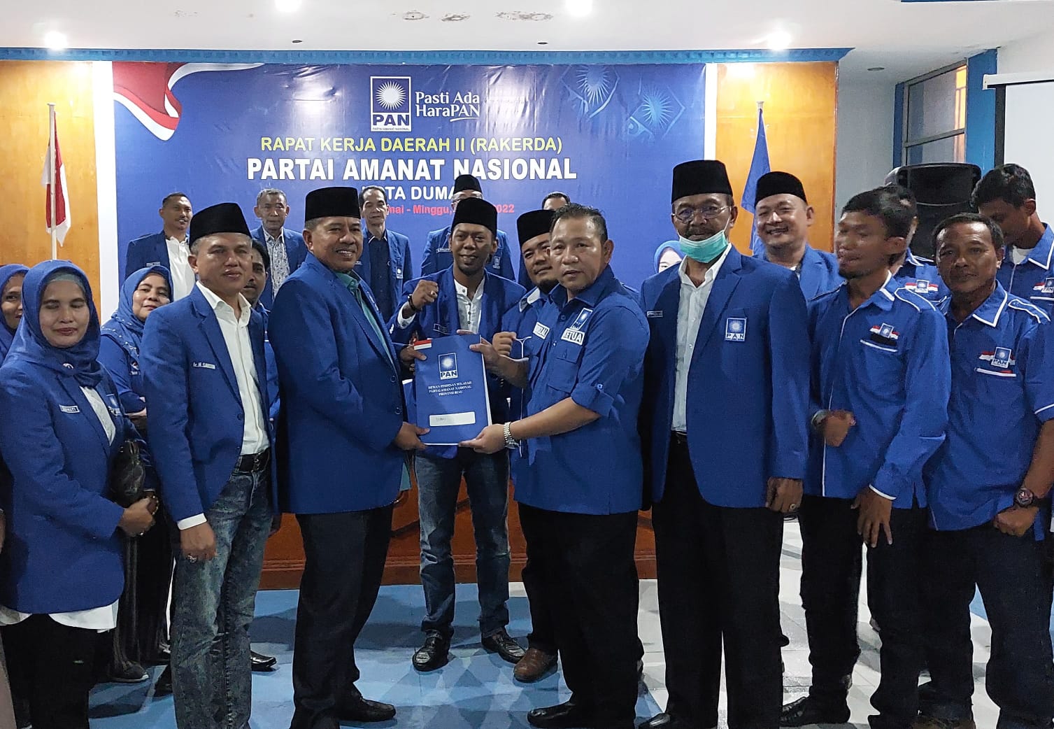 Foto Ketua DPD PAN Dumai H. Hasrizal menyerahkan berkas hasil rekomendasi Rakerda PAN Dumai Tahun 2022 kepada Ketua DPW PAN Provinsi Riau.