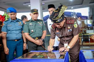 Foto Penandatanganan Prasasti oleh Kepala Kejati Riau Dr. Jaja Subagja, S.H., M.H didampingi Plt. Kajari Dumai Dzakiyul Fikri, S.H., M.H, Walikota Dumai serta unsur Forkopimda Kota Dumai