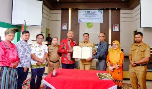 Foto Bupati Kepulauan Meranti H. Muhammad Adil saat membuat kesepakatan bersama antara Pemkab Kepulauan Meranti dengan PT. RAPP