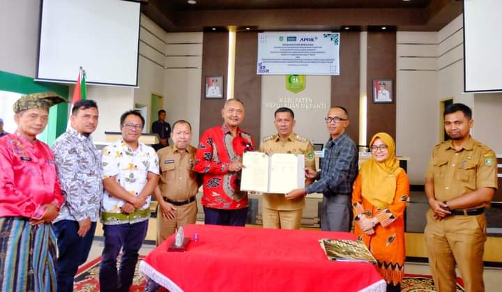 Foto Bupati Kepulauan Meranti H. Muhammad Adil saat membuat kesepakatan bersama antara Pemkab Kepulauan Meranti dengan PT. RAPP