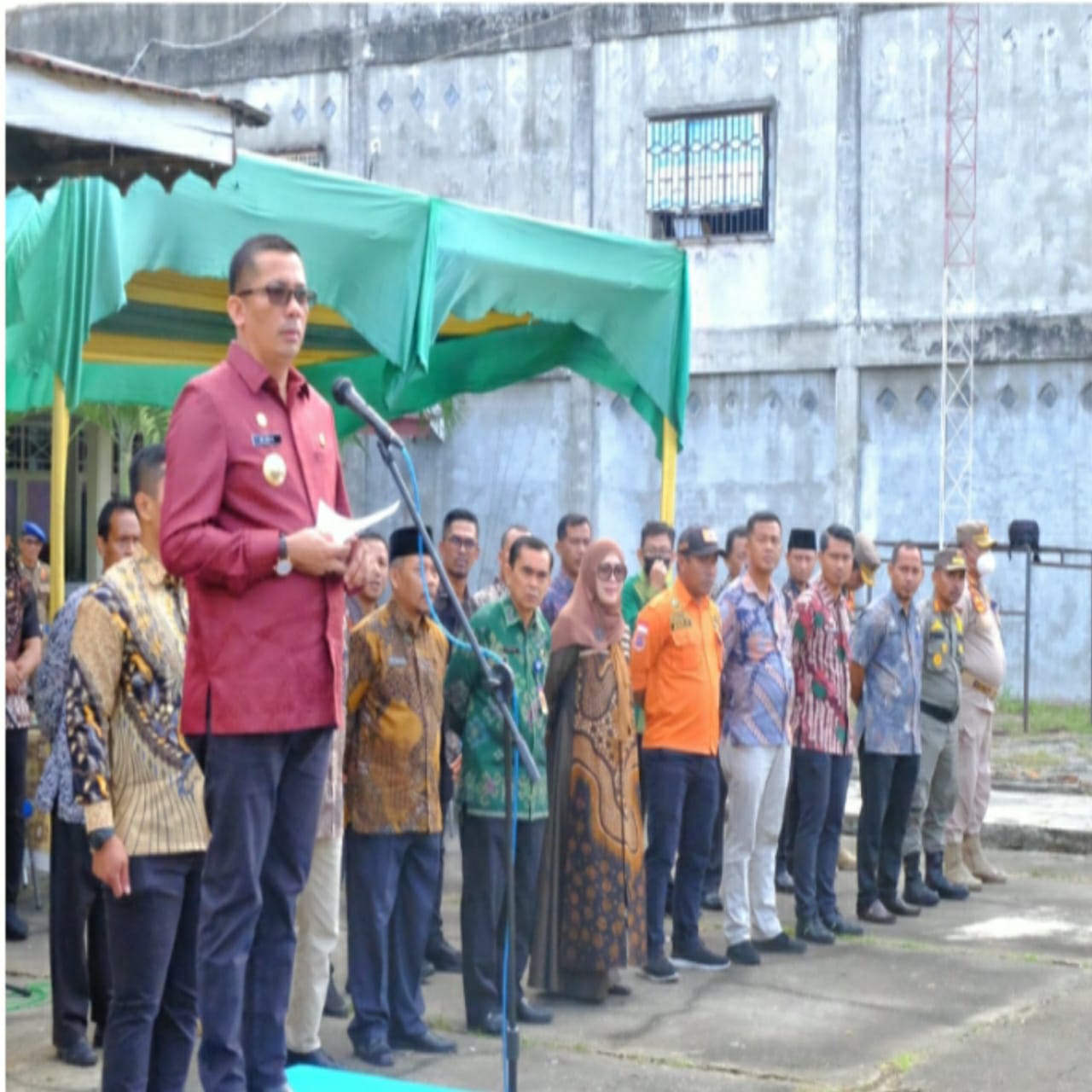 Foto Bupati H. Muhammad Adil saat Apel Gelar Pasukan Banpol PP dan Pemadam Kebakaran (Damkar) di Markas Satpol PP Selatpanjang