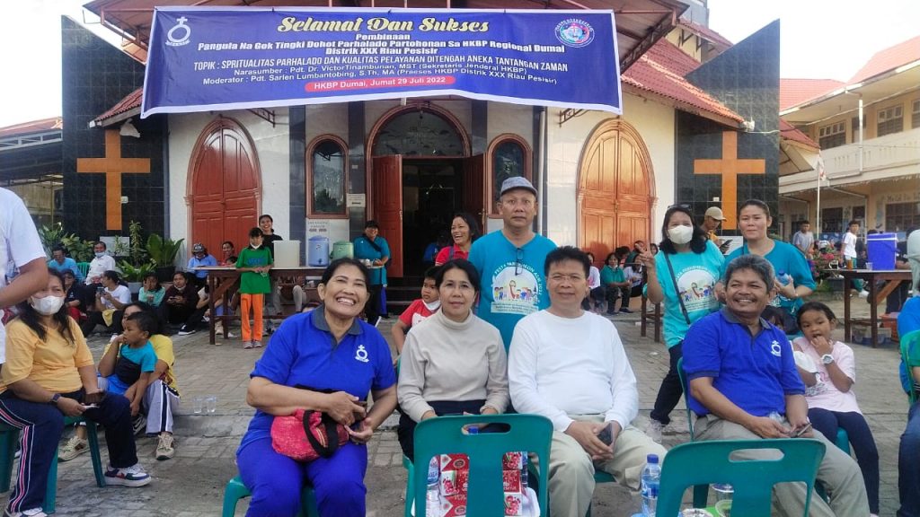 Foto bersama Sekjen HKBP Pusat, Praeses HKBP Riau Pesisir dan Pdt. Resort HKBP Duma bersama keluarga.