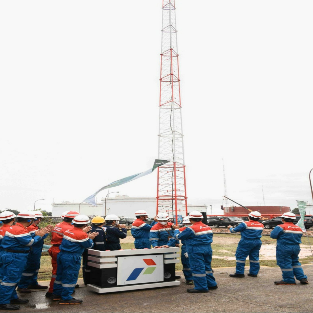 Foto pemasangan Lightning Protection System oleh PT KPI RU II di area kilang Dumai dan Sungai Pakning.