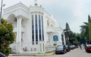 Foto rumah mewah milik AP alias ABK di Komplek Cemara Asri yang digeledah penyidik Dit Reskrimsus Polda Sumut. (Dok: JPNN.com)