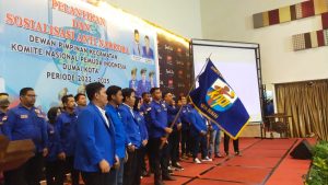 Foto momen Ketua DPK KNPI Kecamatan Dumai Kota M. Arya Mulyawan mengibarkan bendera Pataka KNPI pertanda resminya dilantik.