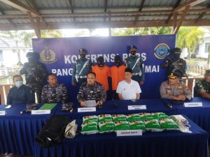 Foto saat konferensi pers penangkapan narkoba jenis sabu-sabu oleh tim F1QR Lanal Dumai