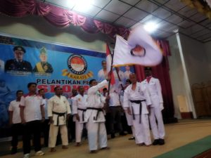 Foto Ketua Umum Shokaido Dumai Rudi Hartono, S.Psi mengibarkan bendera Pataka Perguruan Karate Shokaido