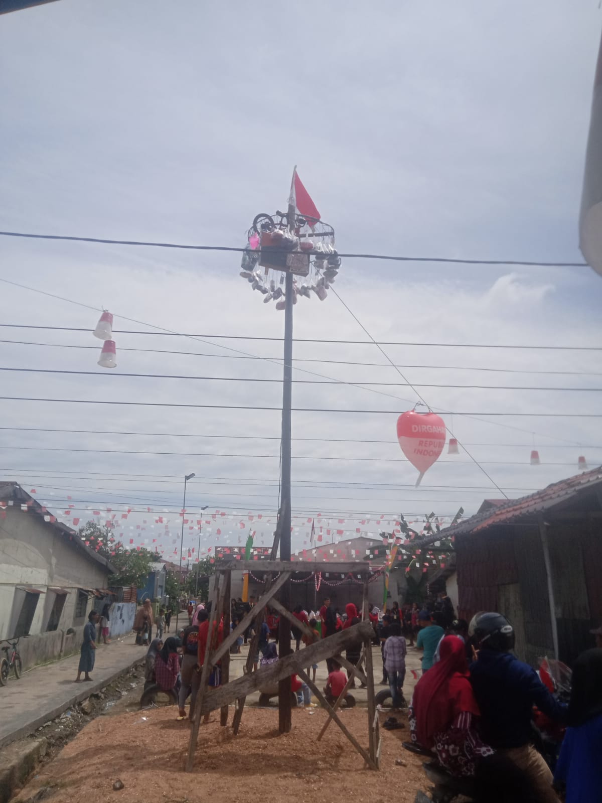 Foto kegiatan panjat pinang dalam perayaan HUT RI ke-77 di RT 010 Teluk Binjai