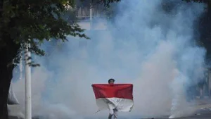 Foto ilustrasi seseorang sedang memegang bendera Merah Putih. (Dok: ANTARA FOTO)