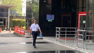 Foto Gubernur DKI Jakarta Anies Baswedan saat datang ke KPK seorang diri dan hanya membawa map berwarna biru. (Dok: tempo.co)