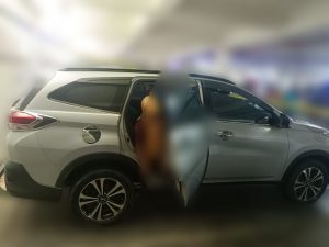 Foto korban saat ditemukan tewas gantung diri di dalam mobil. (Dok: riausatu.com)