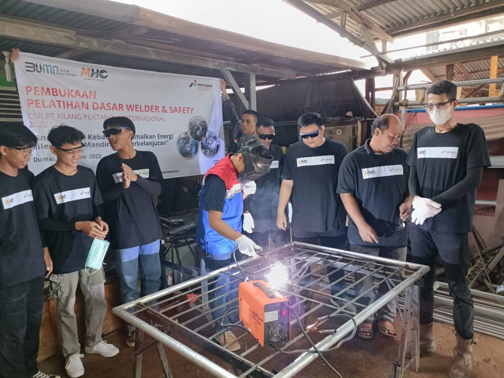 Foto pelatihan Welder dan Safety dalam program TJSL yang digelar PT KPI RU Dumai menggandeng LAZ MHC.