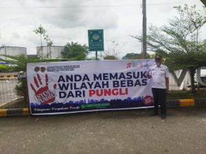 Foto Ketua DPC Organda Kota Dumai H.T Silitonga setelah pemasangan spanduk.