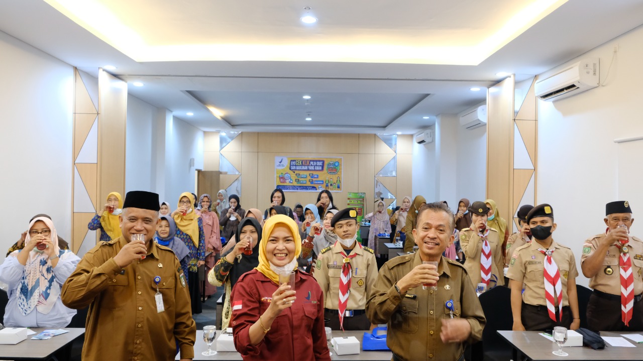 Foto Kepala Loka POM di Kota Dumai, Ully Mandasari, S.Farm., Apt., M.H foto bersama dengan Pejabat Pemko Dumai dan peserta undangan sambil minum jamu tradisional.