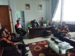 Foto Kepala Diskopar Kota Dumai R Dona Fitri Illahi, S.K.M., MSi saat menerima audiensi Pengurus MPC Pemuda Pancasila Kota Dumai di ruang kantornya.