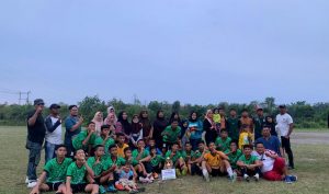 Foto bersama tim SSB Persekat dengan orang tua beserta seluruh Pengurus SSB Persekat Dumai.
